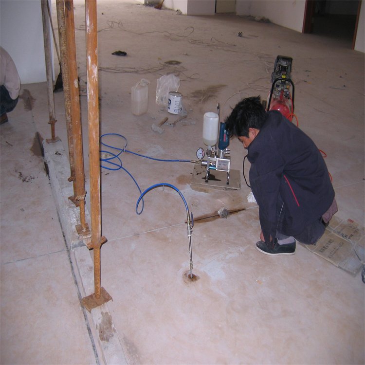 墙砖空鼓怎么灌浆视频(墙砖空鼓补救方法灌胶水)